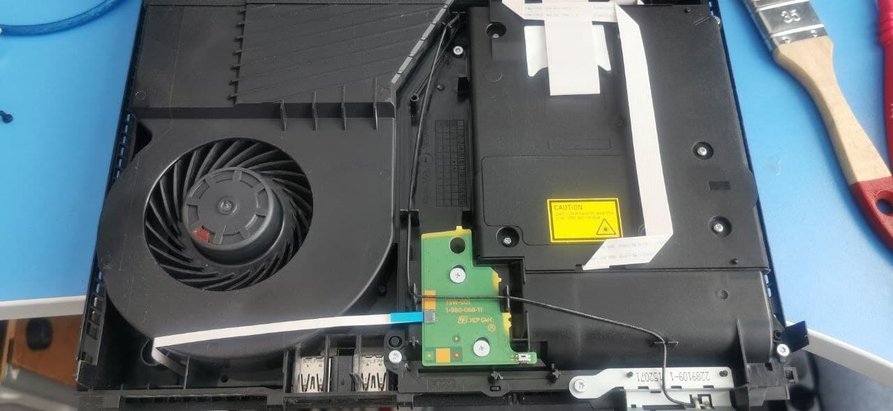 ps4 slim пыль, ps4 slim разобранная, ps4 slim снятие дисковода, чистка ps4 от пыли, пыльная ps4