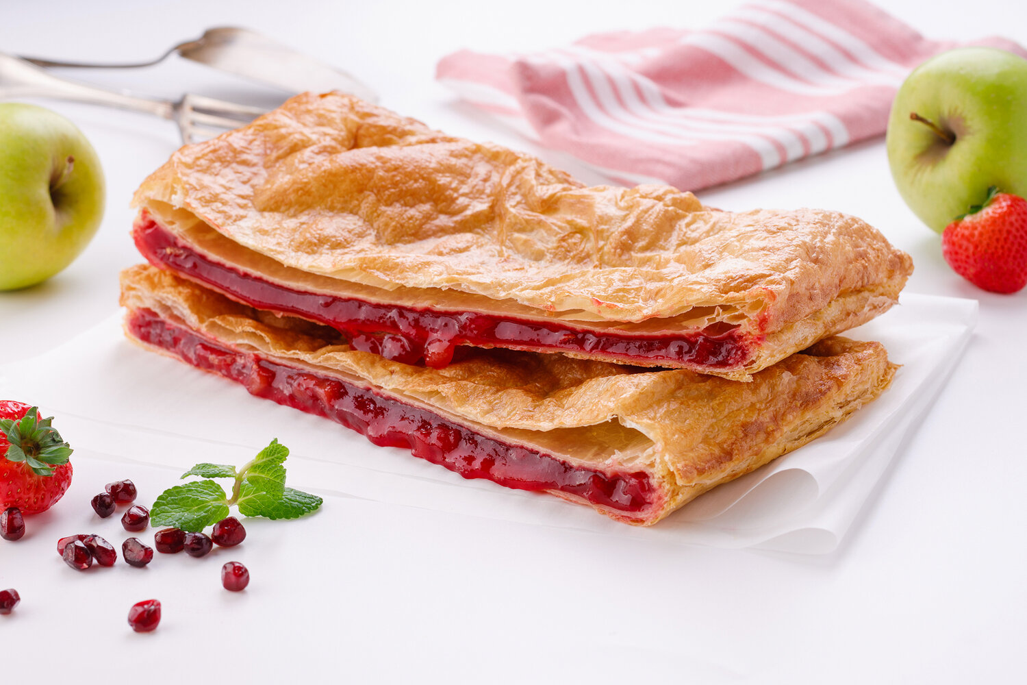 блинчики на завтрак, вкусные блины, блины, пирог с яблоком и брусникой, пирог сладкий