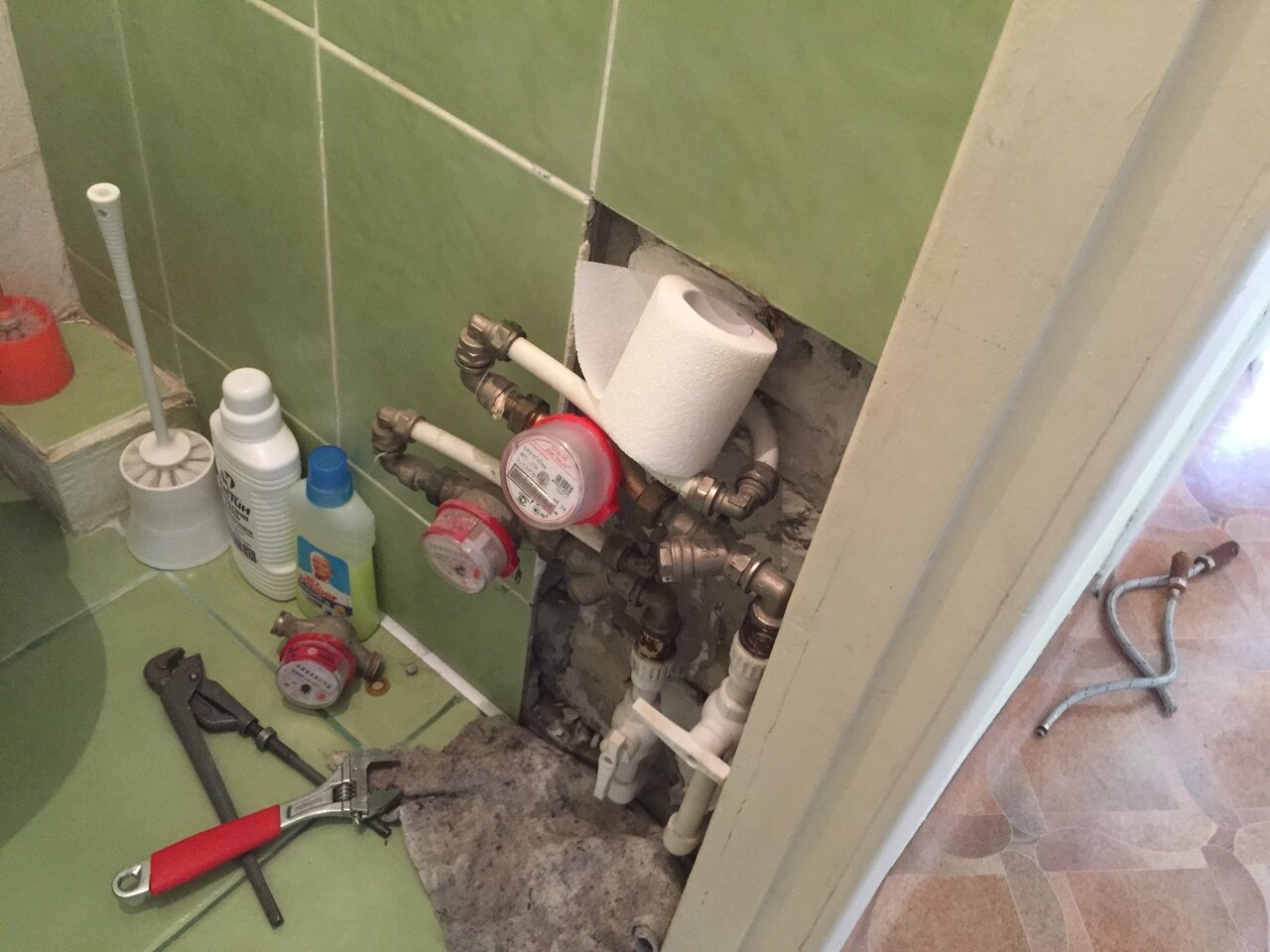 короб для труб в ванной, спрятать трубы в ванной