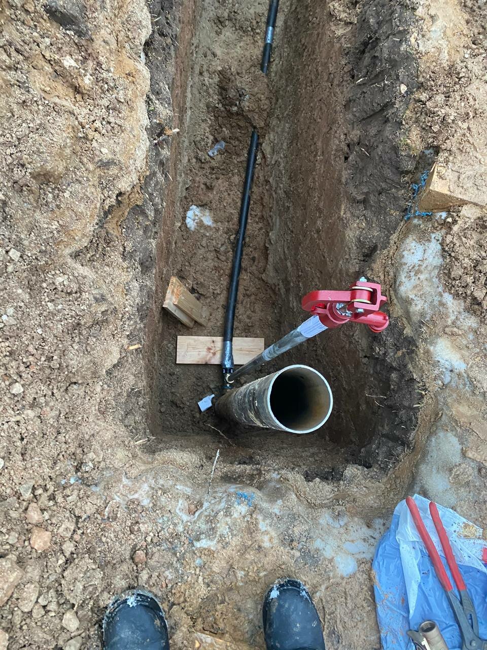 водоснабжение в частном доме из скважины, прокладка водопровода, водопровод под домом, наружный водопровод, водопровод