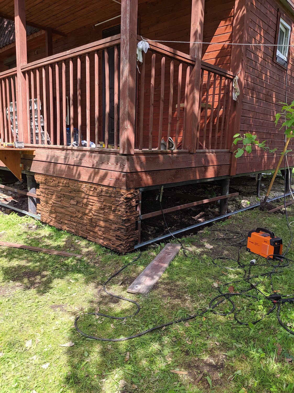 цоколь вокруг дома, отделка фундамента террасы, отмостка дома на сваях, цоколь деревянного дома, отмостки дома