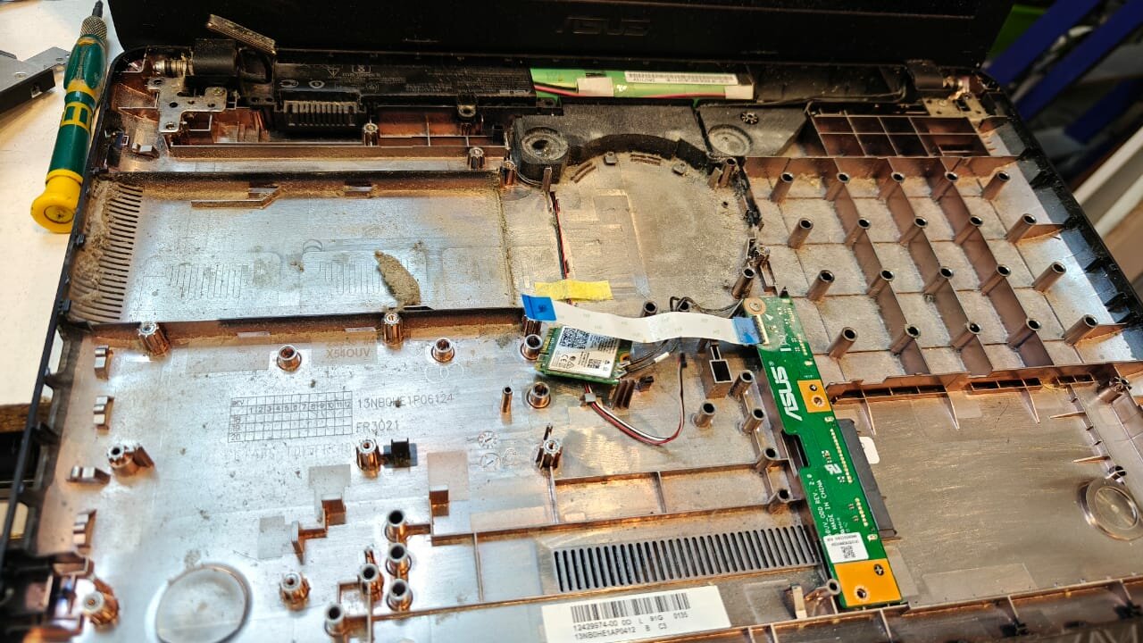 разобранный ноутбук, в ноутбуке, компьютер, чистка ноутбука, ремонт ноутбука