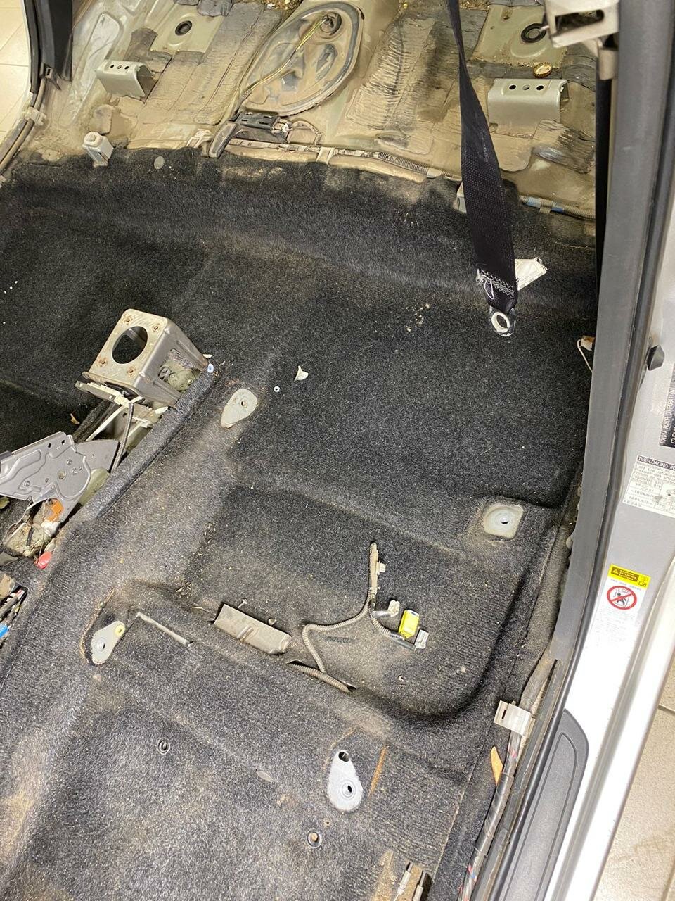 шумоизоляция пола nissan almera n16, шумоизоляция пола, шумоизоляция пола киа спектра, шумоизоляция toyota carina 190, ковролин в машине