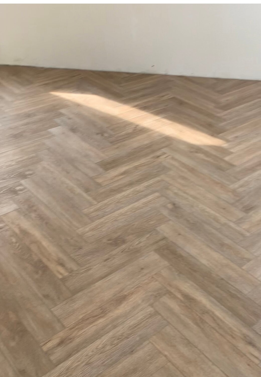 ламинат елочка, паркет кварц виниловый ламинат, виниловый ламинат spc lamiwood venezia 218 дуб, напольное покрытие, кварц винил елочкой в интерьере