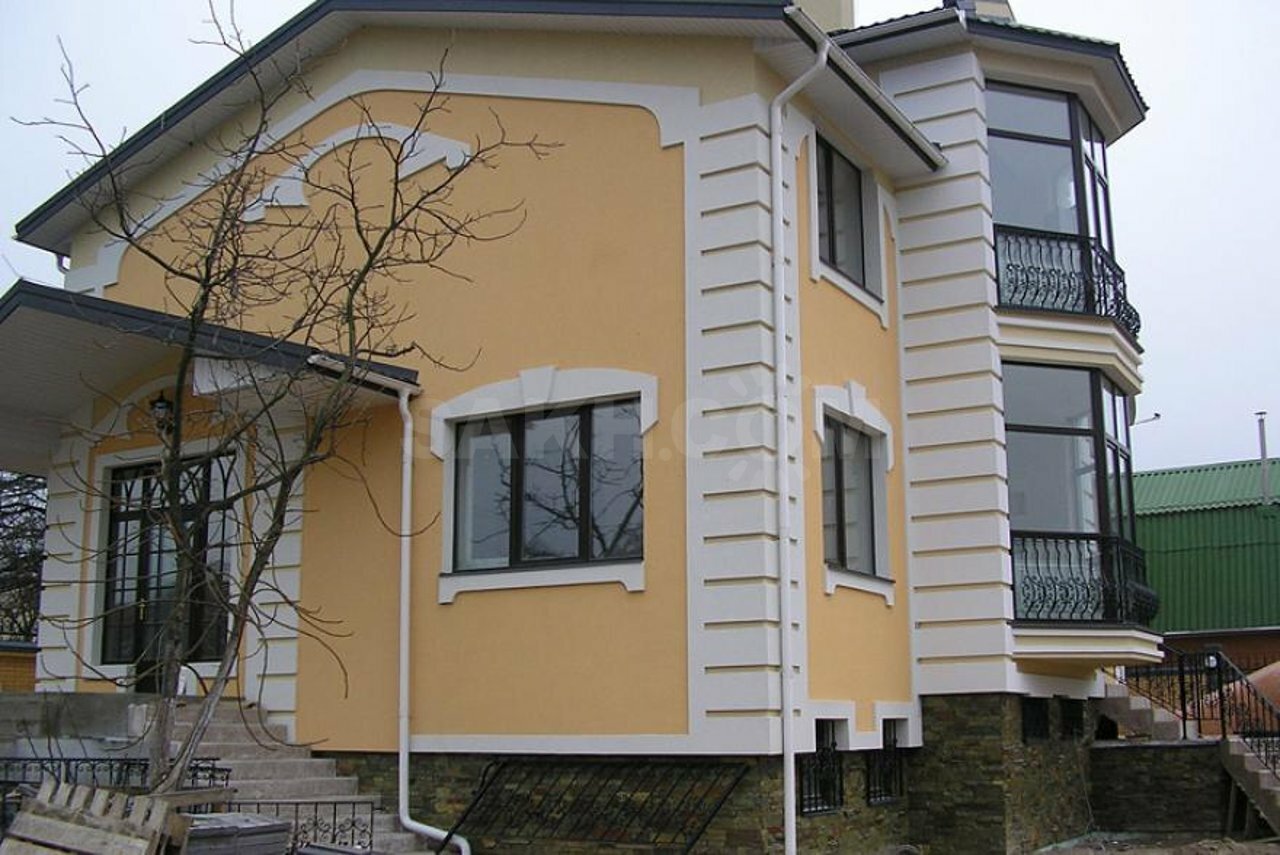 дом оштукатуренный снаружи, фасадная штукатурка для наружной отделки дома, декоративная штукатурка фасад, штукатурка фасада дома, штукатурка фасад