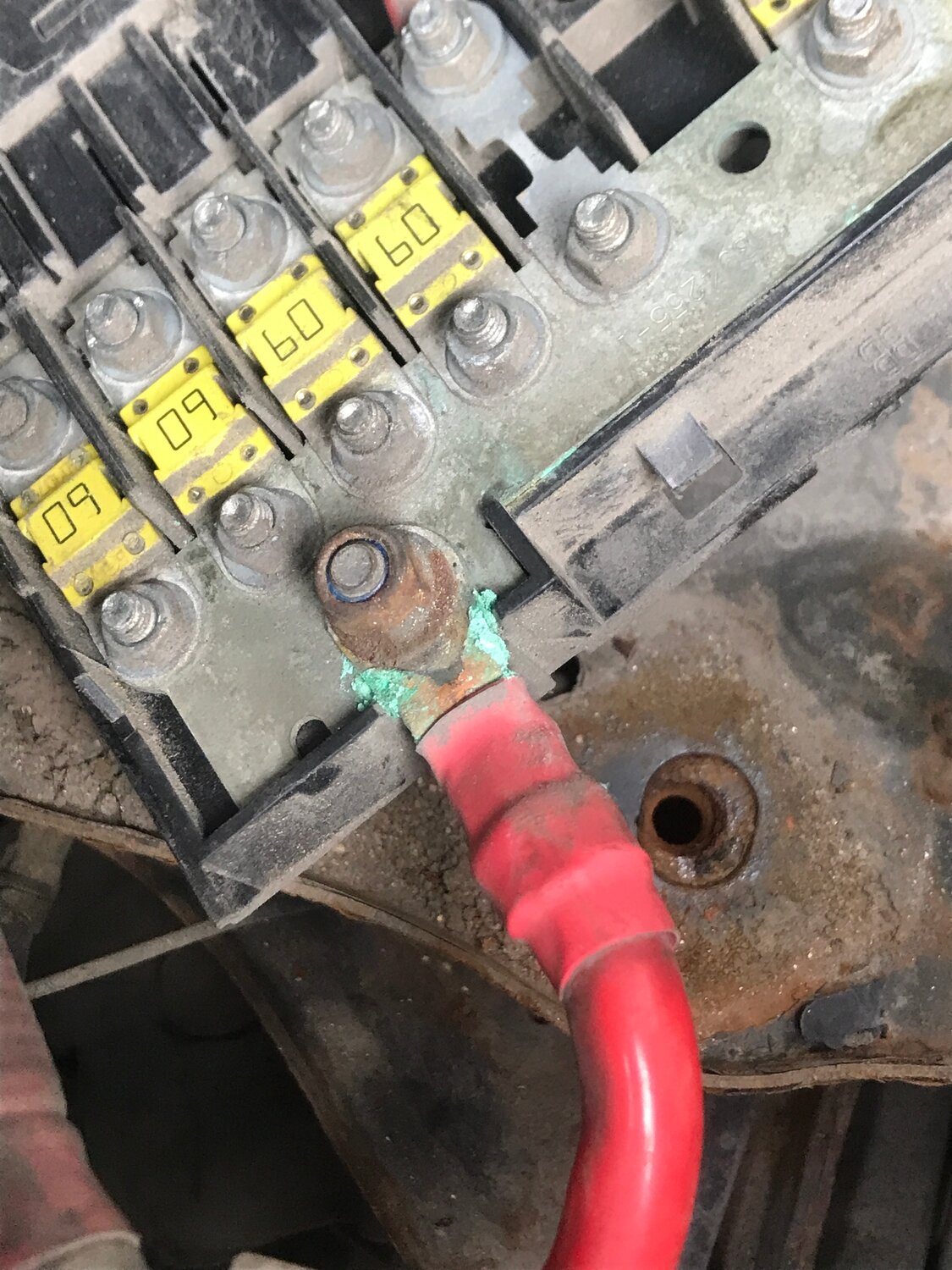 блок предохранителей на аккумуляторе шкода октавия тур, силовой предохранитель, клемма акб шкода актавия тур, блок силовых предохранителей, клемма на акб