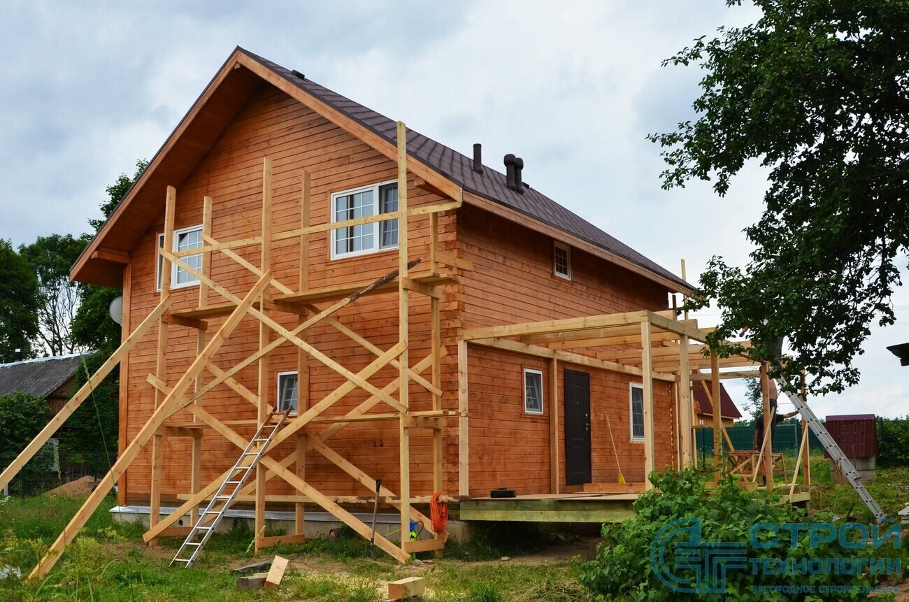 пристройка веранды к деревянному дому, веранда к дому из бруса, строительство веранды к дому, двухэтажный дом из бруса, постройка веранды к дому