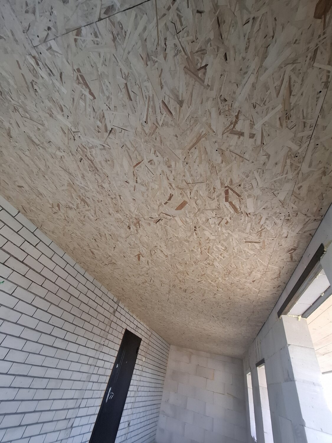 потолок из осб плит, подшивка потолка осб, подшивка потолка осб в частном доме, подшивка потолка осп, потолок из осб плиты красивые решения