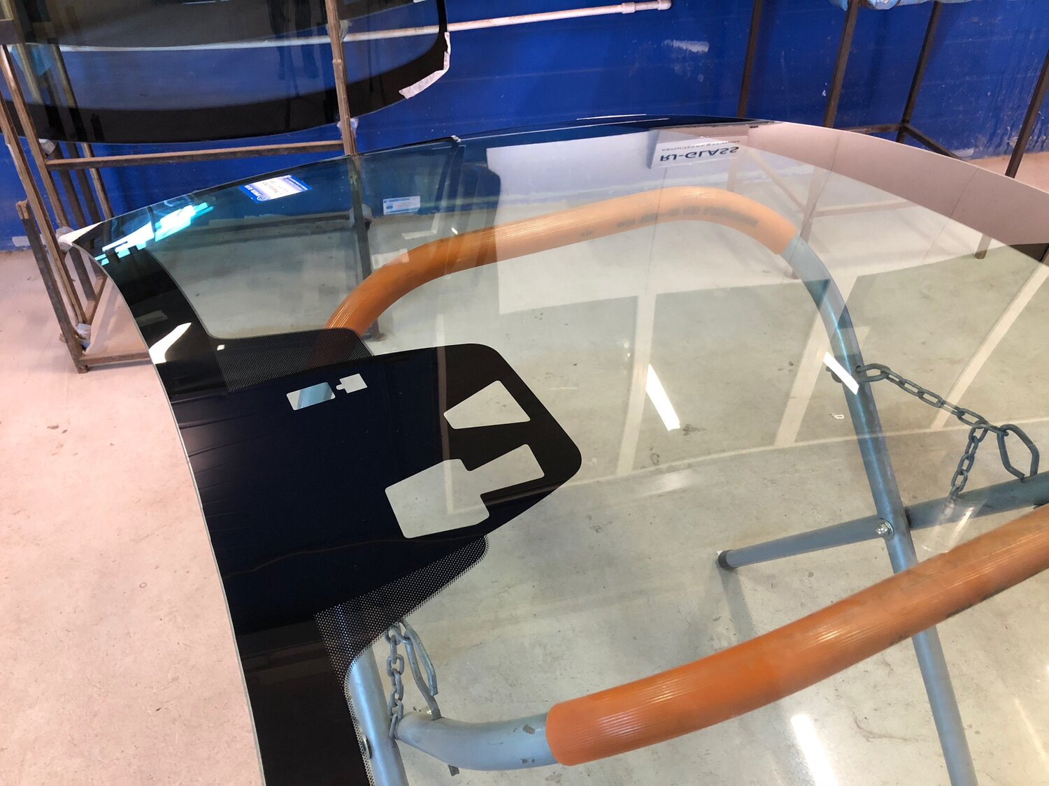 автостекла в реутове rj-glass, автостекла с установкой реутов, лобовое стекло на болотоход, автостекло, лобовое стекло
