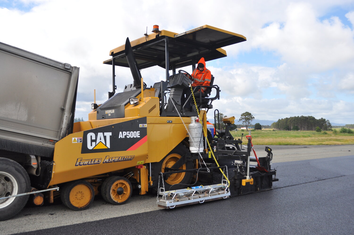 асфальтоукладчик caterpillar, асфальтоукладчик катерпиллер 655 f, асфальтоукладчик, асфальтоукладчик caterpillar ap355f, 2002 год асфальтоукладчик катерпиллер