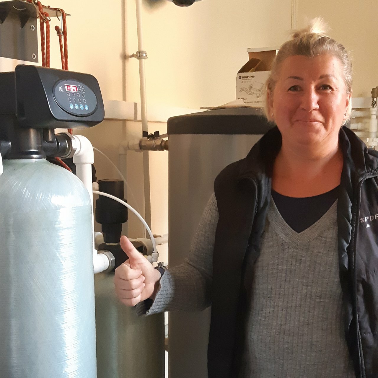 человек, автоматическая система умяг. и обезж. воды ecoboss x pro+, водоподготовка, женщина, водоочистка