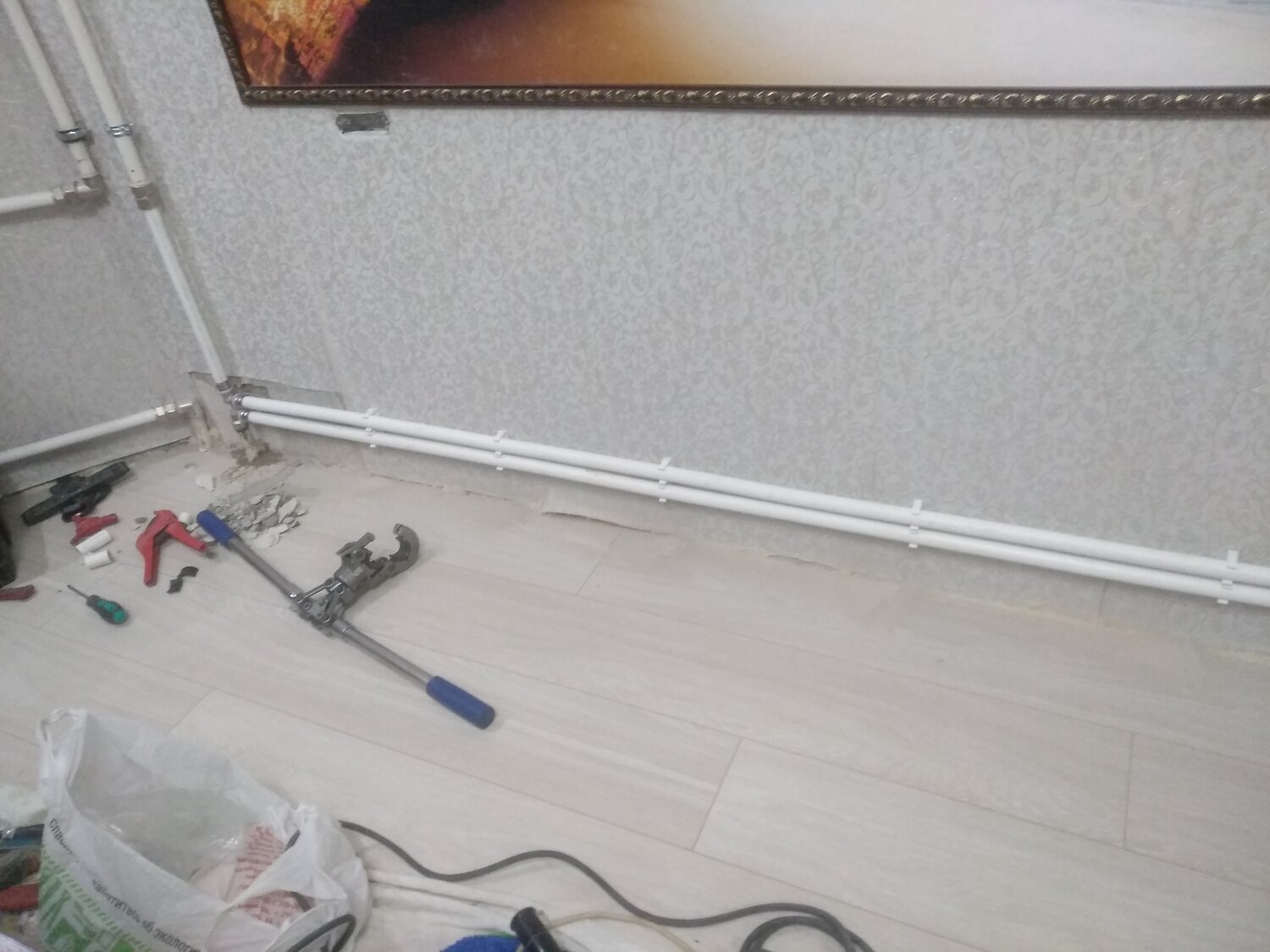 монтаж полипропиленовых труб в полу, отопление, монтаж, секреты монтажа полипропиленовых труб, разводка воды по потолку