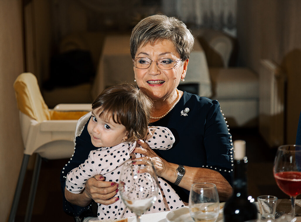 человек, бабушка, бабушка и внук школьник, с мамой, grandmother reading a book with her grandchildren