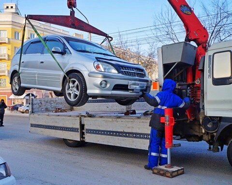 эвакуатор, эвакуатор подъем машины, эвакуатор повредил автомобиль, погрузка автомобиля на эвакуатор, эвакуатор транспортное средство