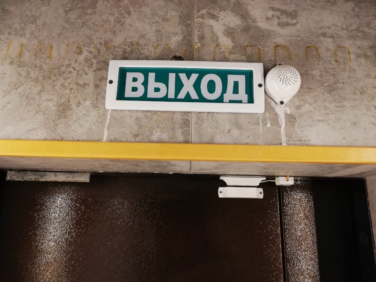 табличка выход, вывеска выход, светильник выход, табло выход 220в над дверью, табличка выход над дверью