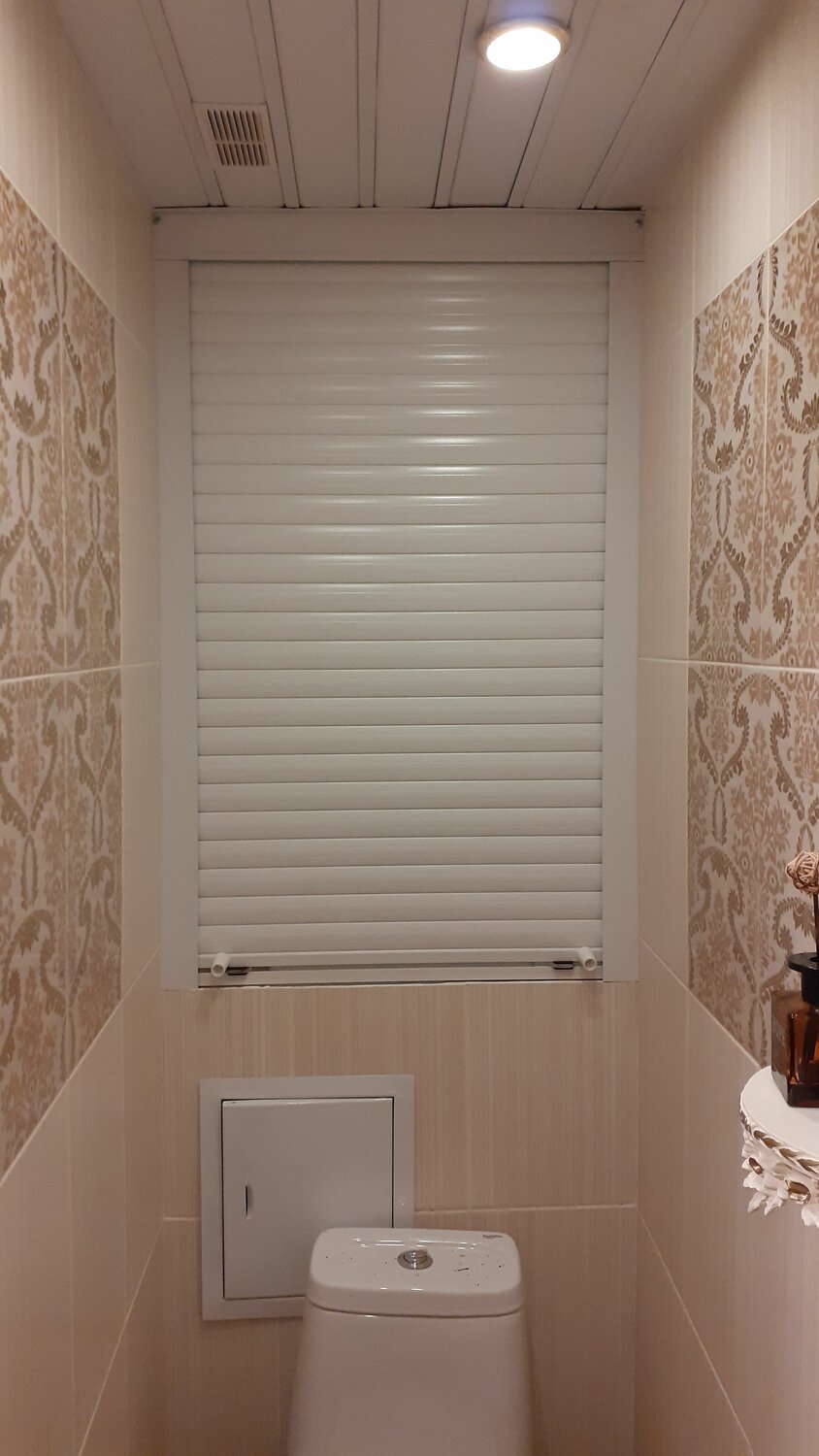 рольставни в туалет, рольставни в туалет 500х1000, рольставни алютех в санузел, рольставни для туалета в леруа мерлен, рольставни в туалет за унитазом