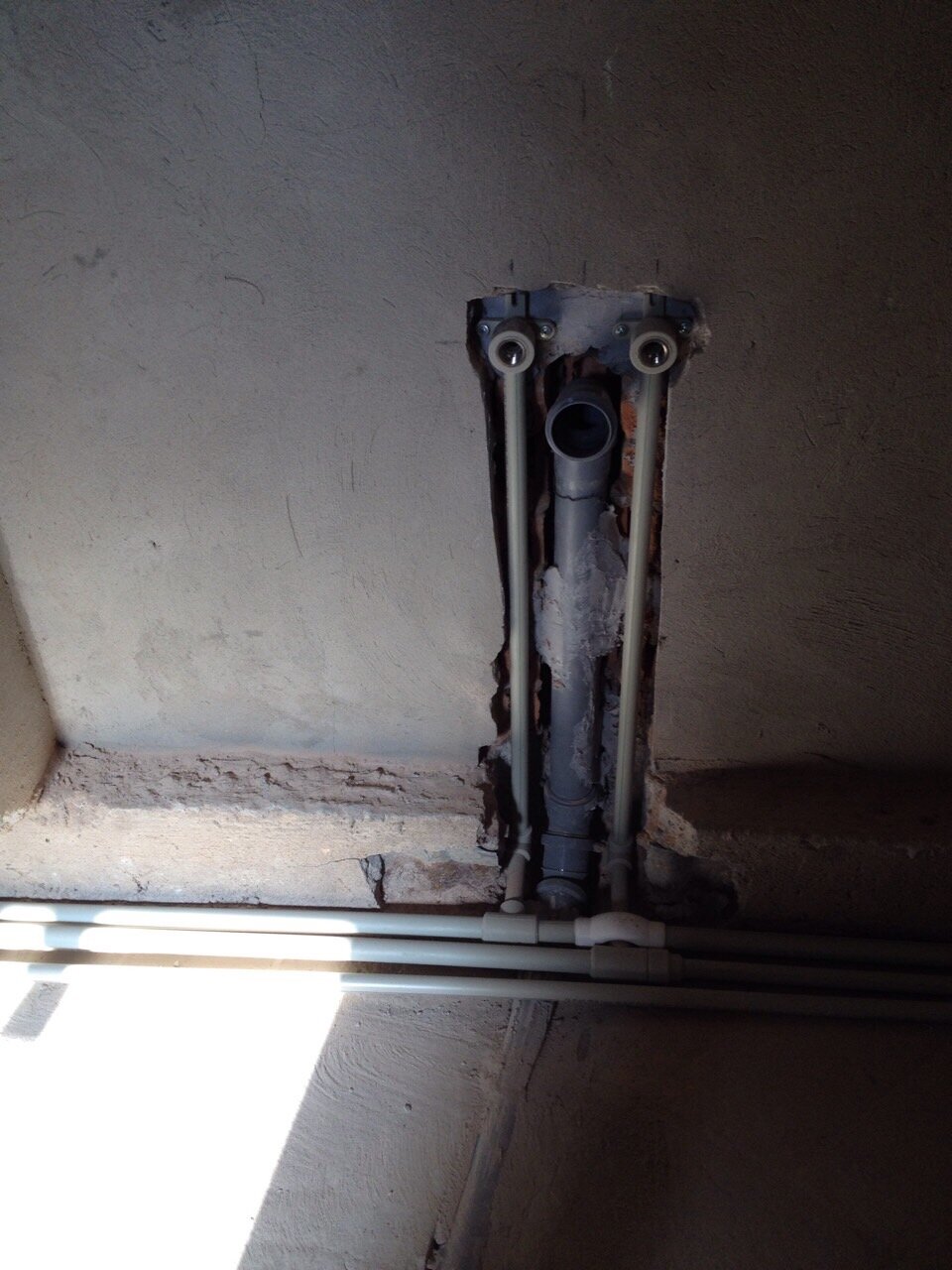 штробы для смесителя, штробление под 110 канализационную, прокладка труб для смесителя в ванной, водопровод, штробление под сантехнику