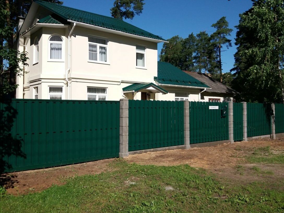 забор из профлиста, заборы строительные, забор из профнастила, дом с зеленым забором, забор из профнастила на неровном участке