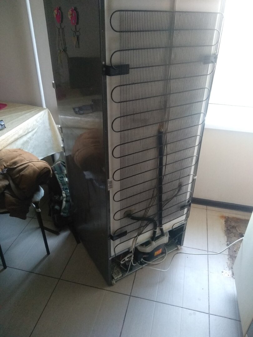 бытовая техника, холодильник, вид сзади холодильника с вентилятором, техника, бытовая техника холодильник