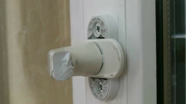 отломилась ручка на пластиковом окне, пластиковое окно, механизм ручки пластикового окна, регулятор ручки окно пластиковое, монтаж ручки на пластиковую дверь