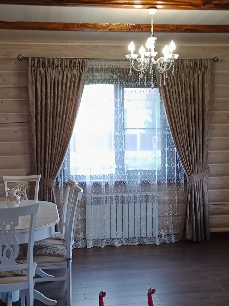 шторы в деревянном доме, тюль в гостиную в деревянном доме, занавески для деревенского дома, тюль в деревянном доме, занавески в деревенском доме с маленькими окнами