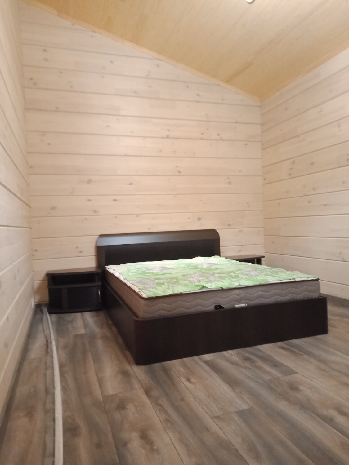 загородный дом, кровать из бруса, коттедж, в доме, пол