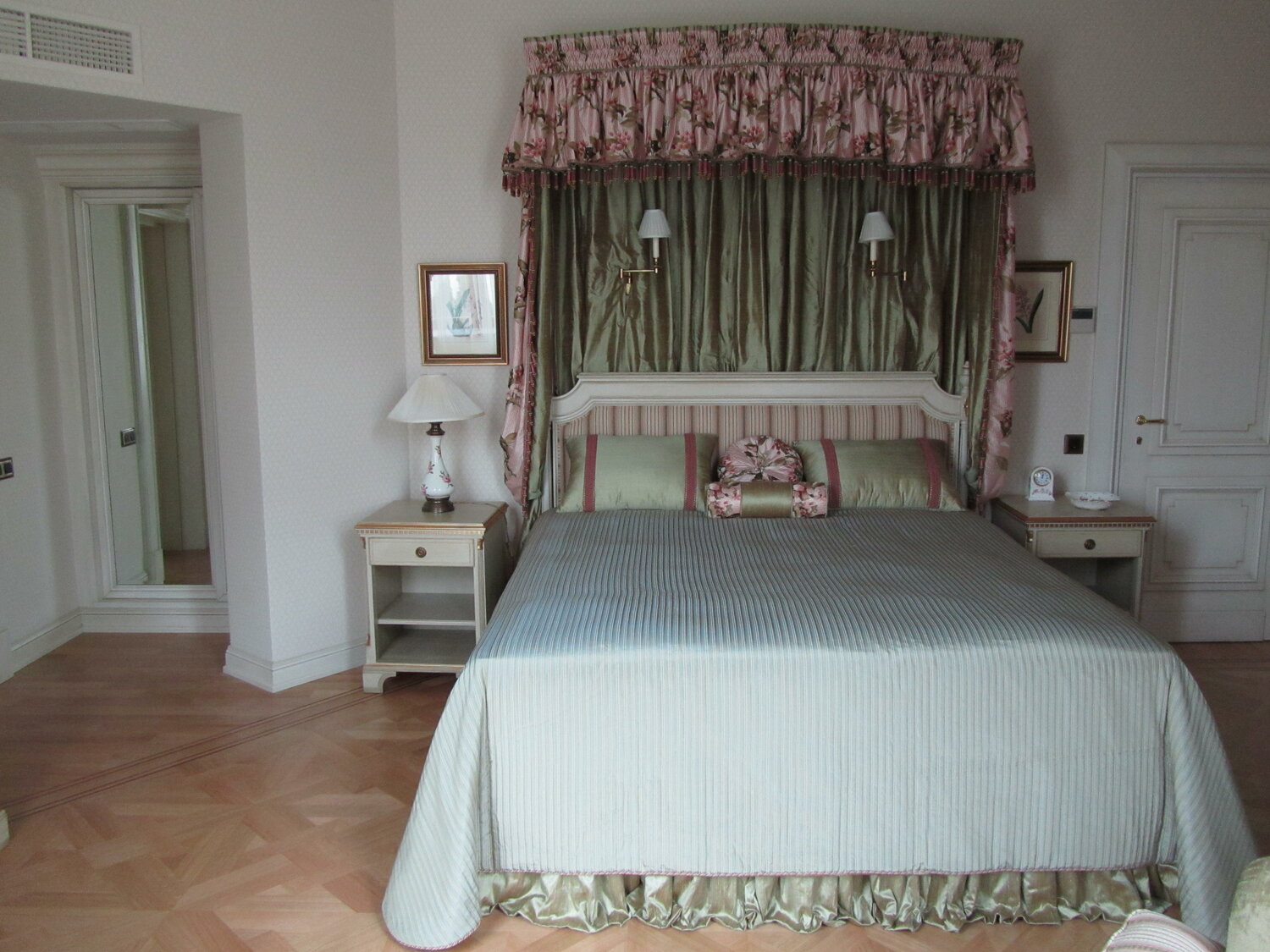 спальня в стиле кантри, дизайн спальни, пошив покрывала в спальню, спальня дома, спальни