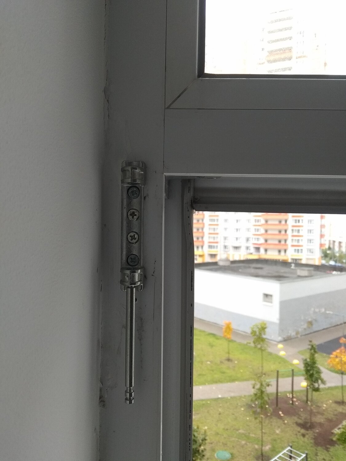 окно, пластиковое окно, противовандальная фурнитура на пластиковые окна, фурнитура пластиковых окон ступенчатого проветривание откидывание, телескопические откосы для пластиковых окон