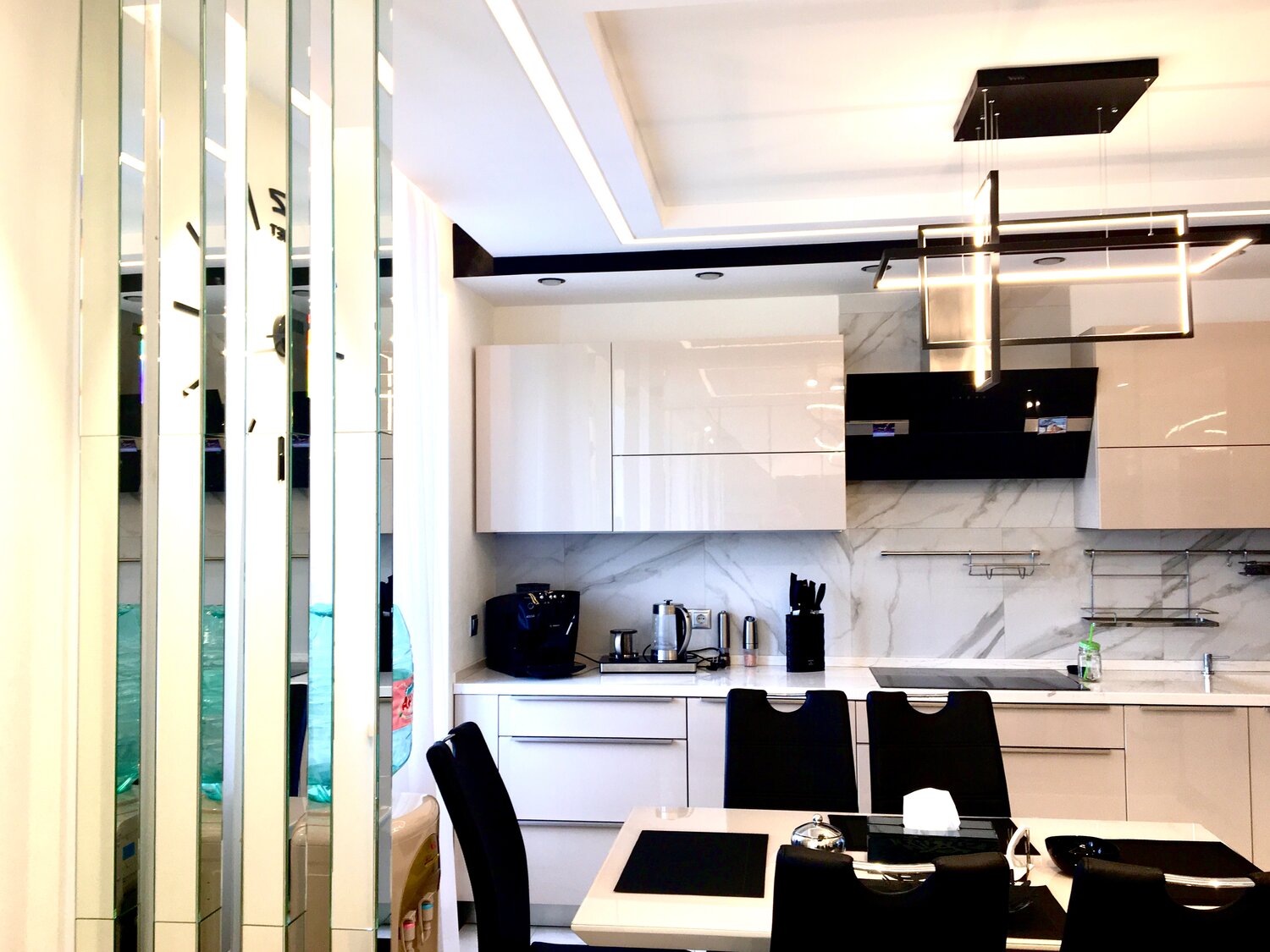 дизайн кухни, дизайн интерьера, кухня в стиле минимализм 10 метров, черно белый потолок на кухне, кухни хай тек черно белые