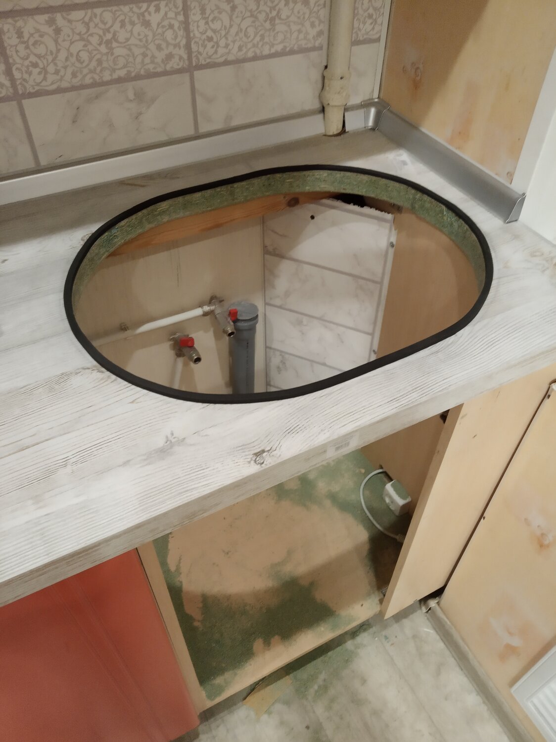 отверстие в столешнице под мойку, отверстие в столешнице под мойку накладную, монтаж раковины в столешницу в ванной, столешница с вырезом для мойки, врезка раковины в столешницу