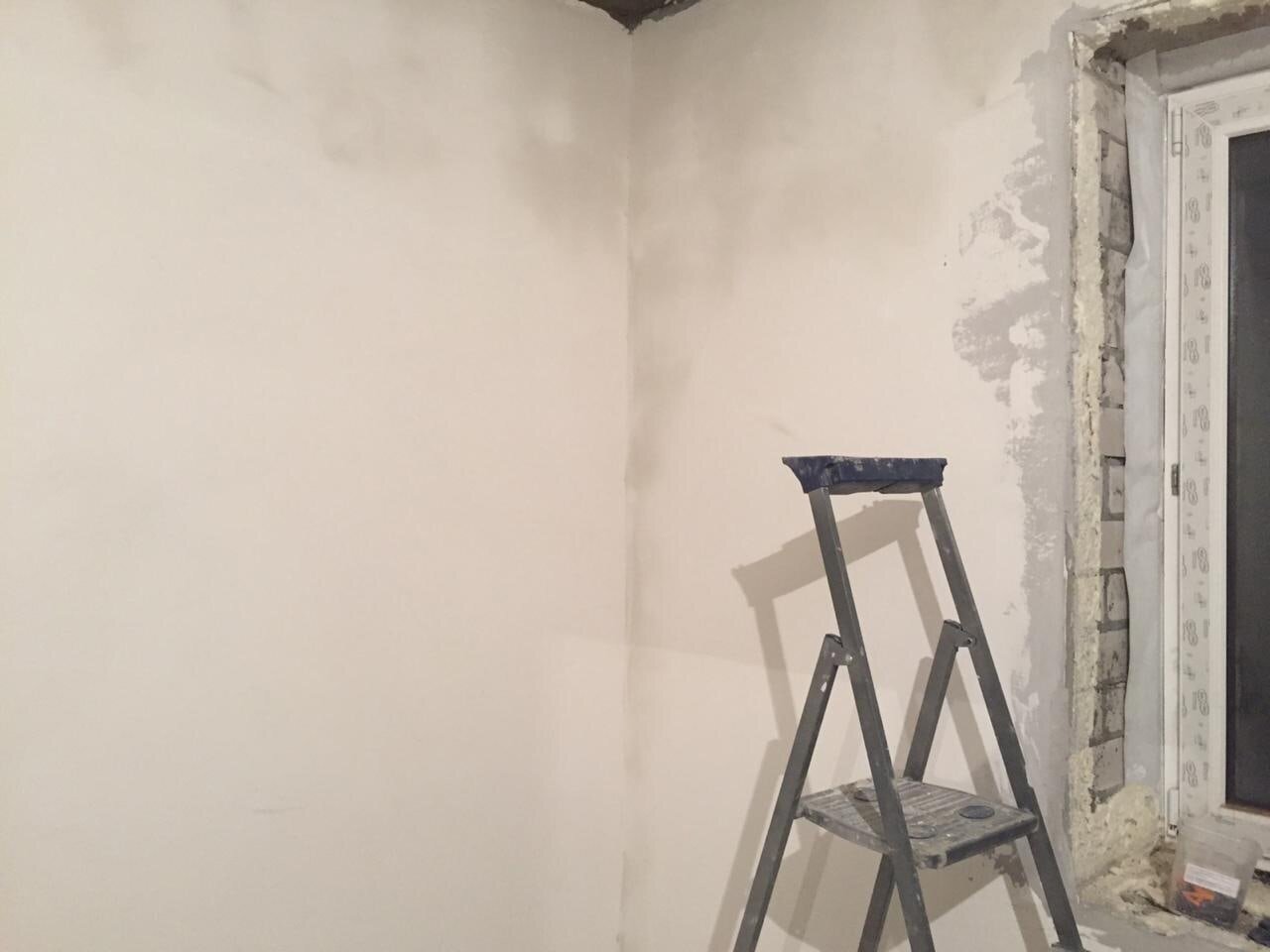 стен, лестница стремянка для ремонта квартиры, черновая штукатурка броызим, стремянка в комнате чб, стремянка