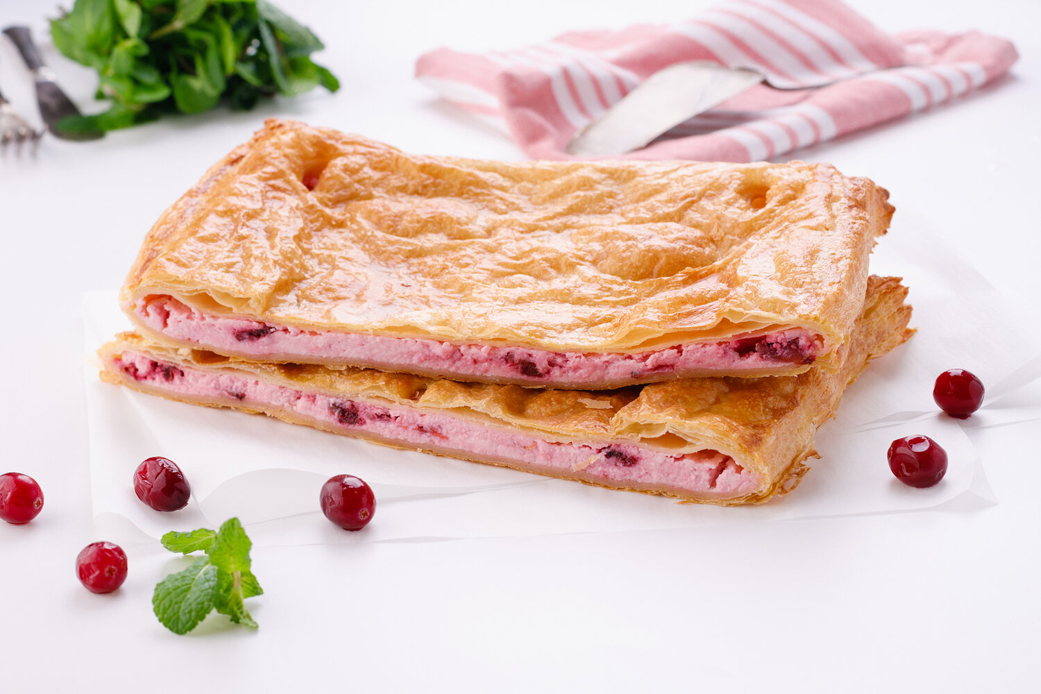 пирог с брусникой из слоеного теста, пироги с клюквой, пирог с клюквой, пирог, пирог с ягодами