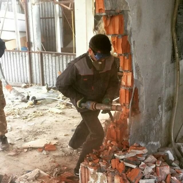 демонтажные работы, демонтаж, демонтаж стен, кирпичные перегородки, на стройке