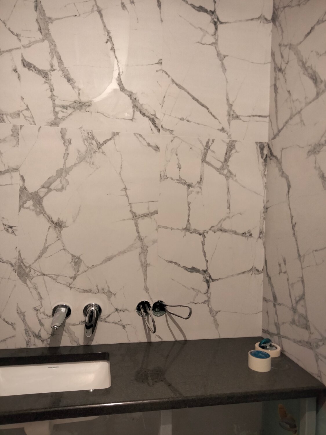 розовая кухня с мрамор калаката, керамогранит azteca calacatta gold da vinci white lux 60x120, плитка marble experience calacatta, плитка италон статуарио в ванной, ванная комната калакатта китай