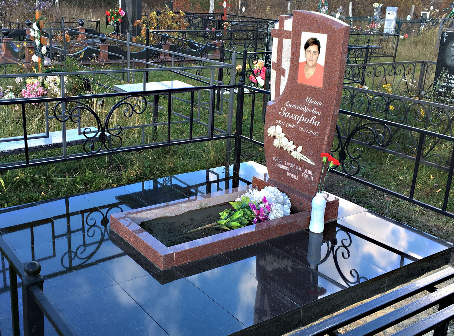 памятники из красного гранита, памятники из гранита, благоустройство захоронений, памятники из гранита и мрамора, памятники на могилу