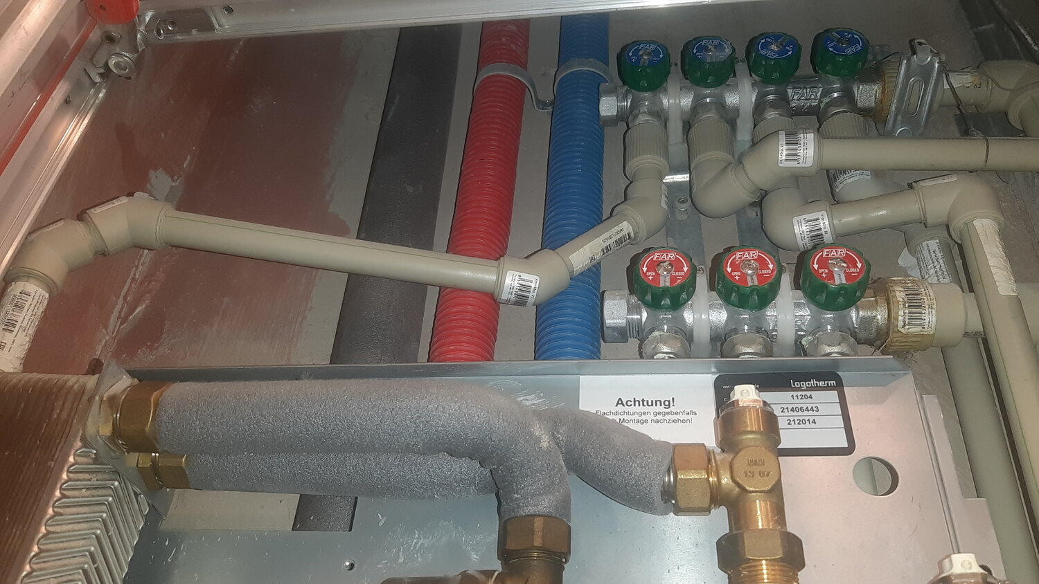 разводка труб водоснабжения с гребенкой, разводка сантехники, разводка труб в ванной и туалете коллекторная, разводка труб водоснабжения в квартире, монтаж коллектора водоснабжения