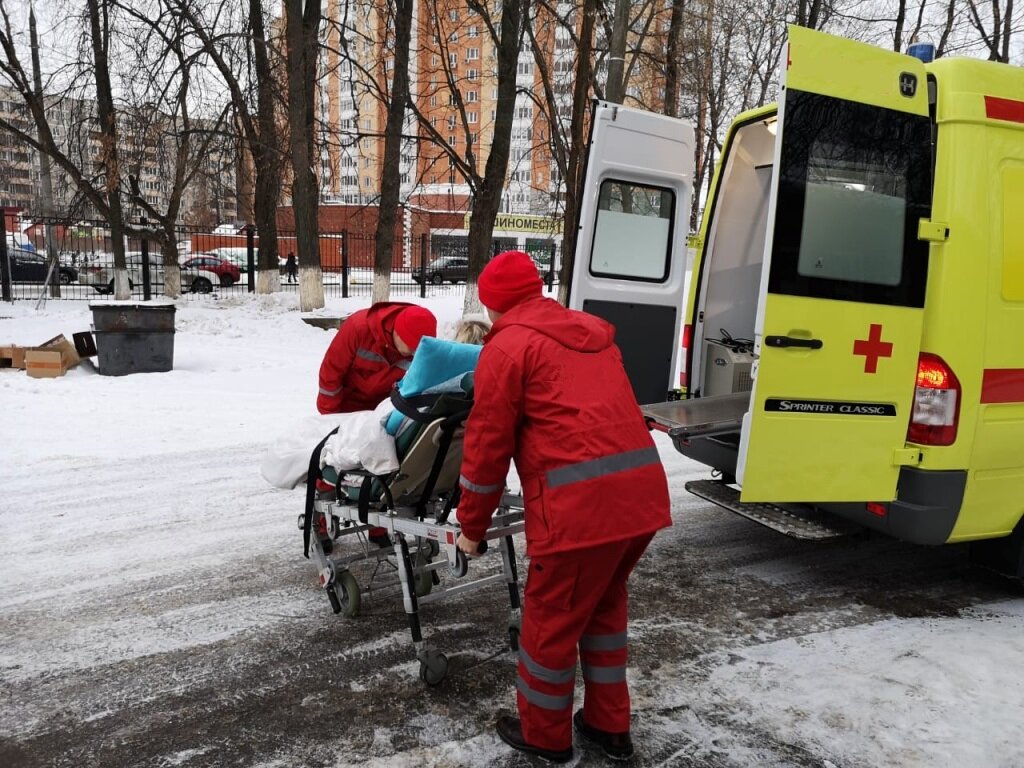 скорая медицинская помощь, врачи скорой помощи зимой, бригада скорой помощи, врач скорой помощи, зима утро бригада скорой помощи