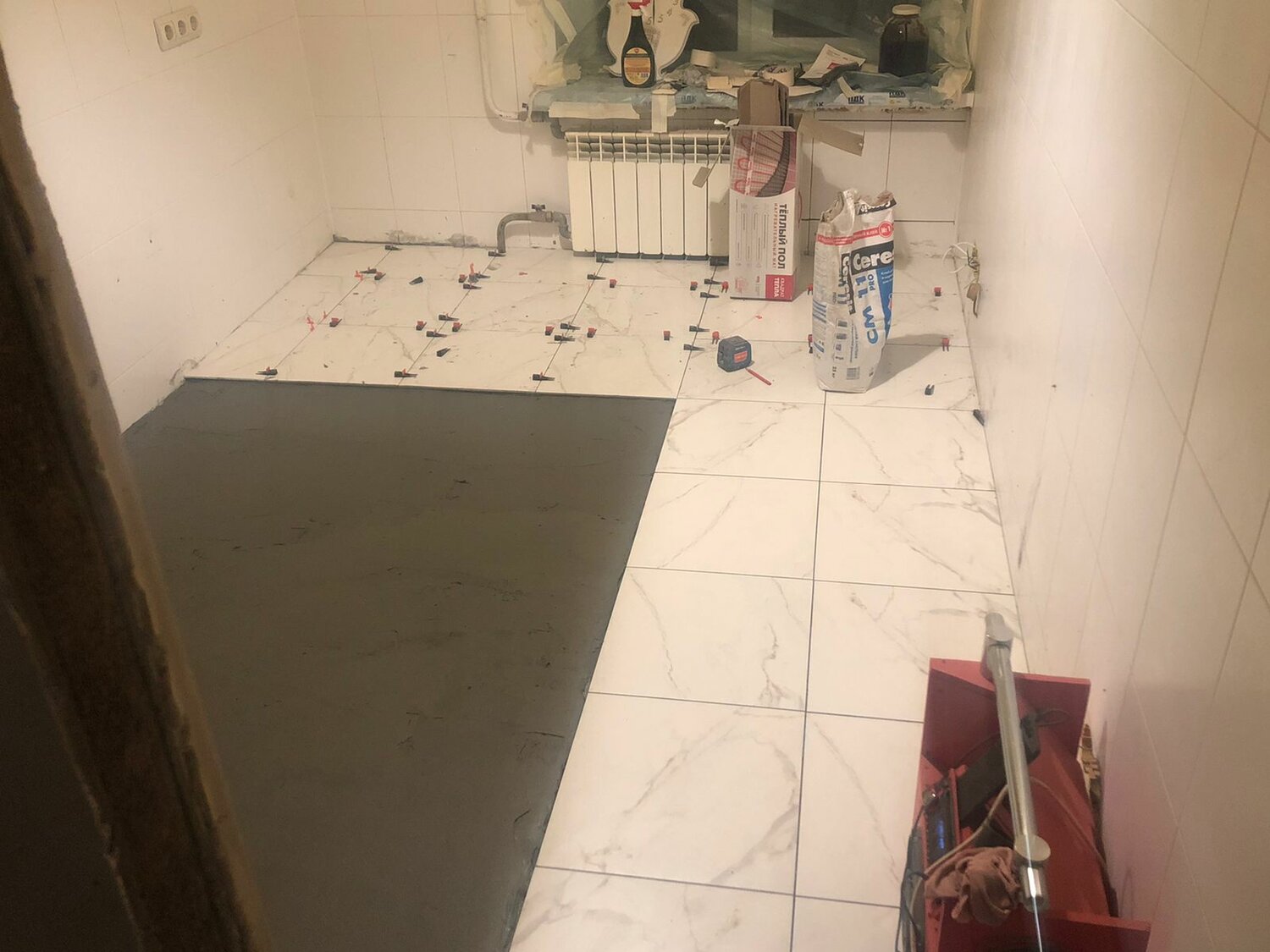 укладка плитки, укладка плитки под углом на пол, укладка керамогранита, укладка плитки на пол, укладка керамогранита 200х600