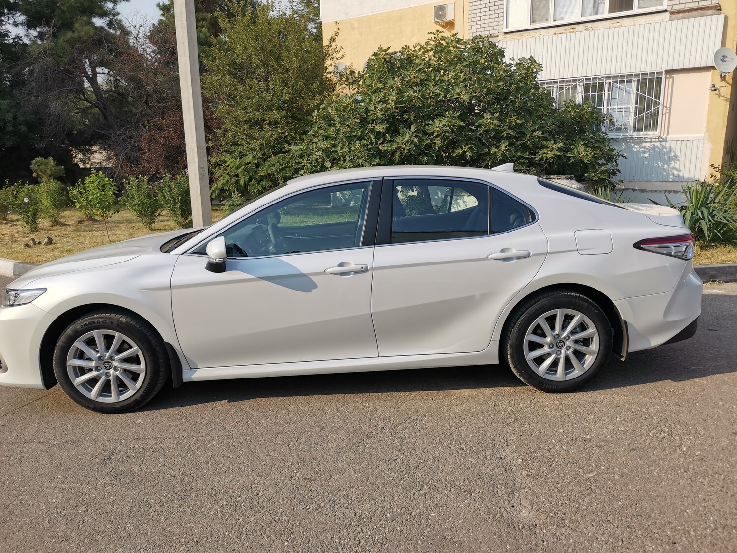 toyota camry, белая тойота камри, новая toyota camry, диски на белой тойоте камри xv70, новая тойота камри 2021