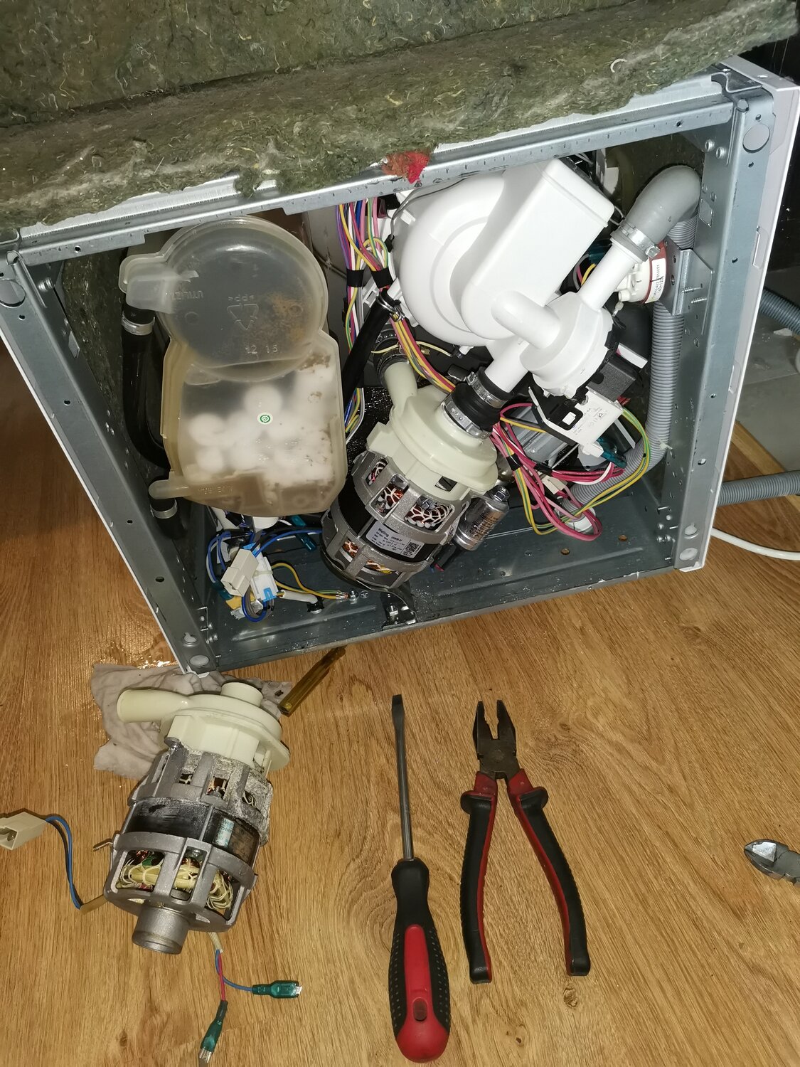 ионообменник посудомоечной машины indesit, сломалась посудомоечная машина, посудомойка разобранная, разобранная посудомоечная машина, бытовая техника