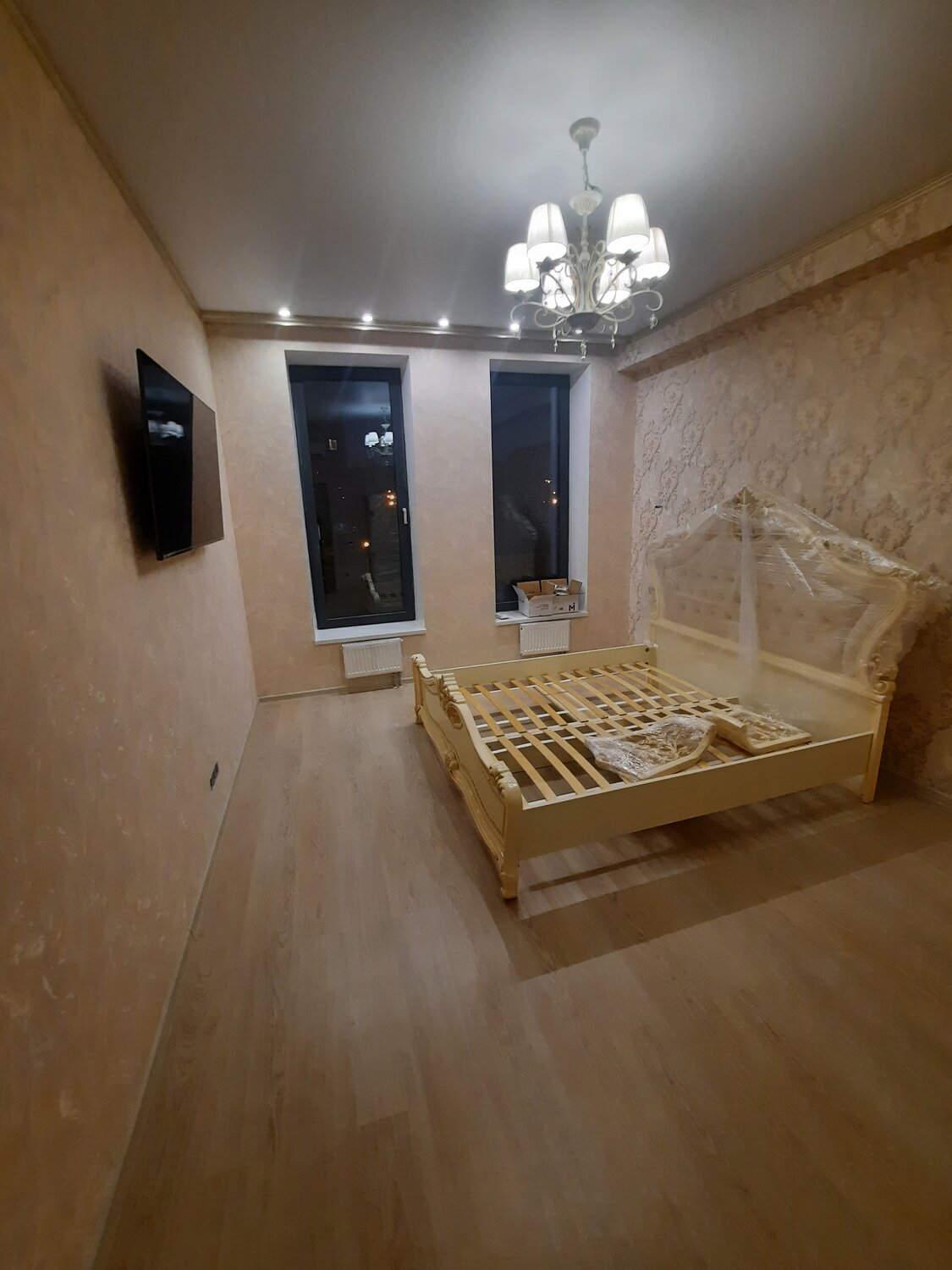 кровать в интерьере, деревянная мебель, каркас кровати, мебель, двуспальная кровать из мебельного щита