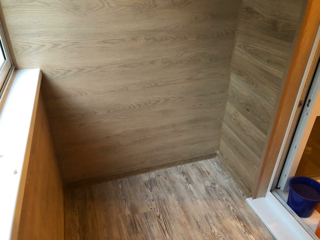 отделка балкона ламинатом, отделка стен балкона ламинатом, балкон отделанный ламинатом, отделка балкона, обшивка балкона