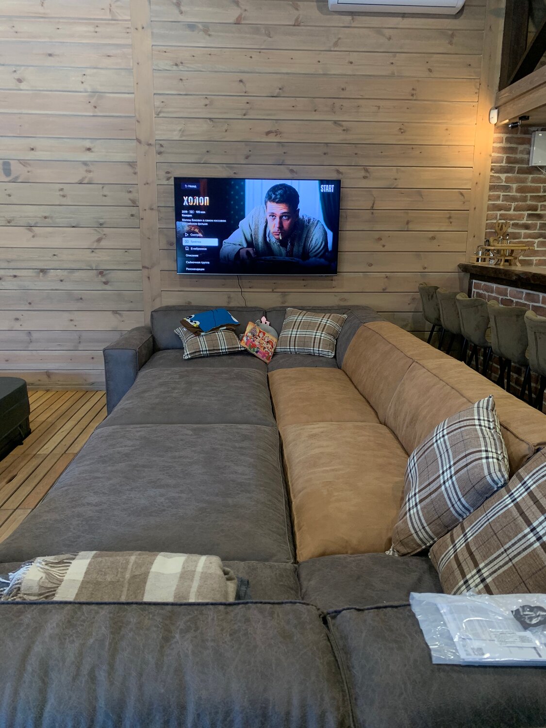 интерьер комнаты отдыха, комната отдыха, домашний кинотеатр в стиле лофт, комната отдыха в гараже, комната отдыха в подвале