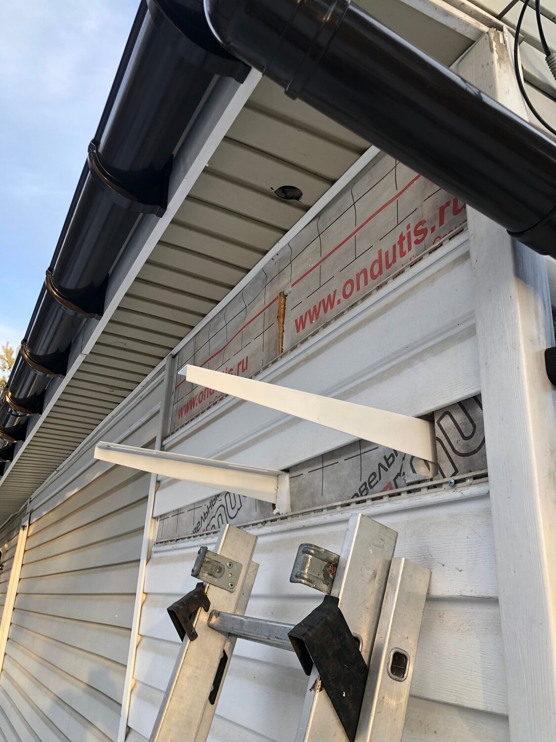 водосток, здание, водосток жилой дом, крепеж кондиционера на сайдинг, водосток на террасе