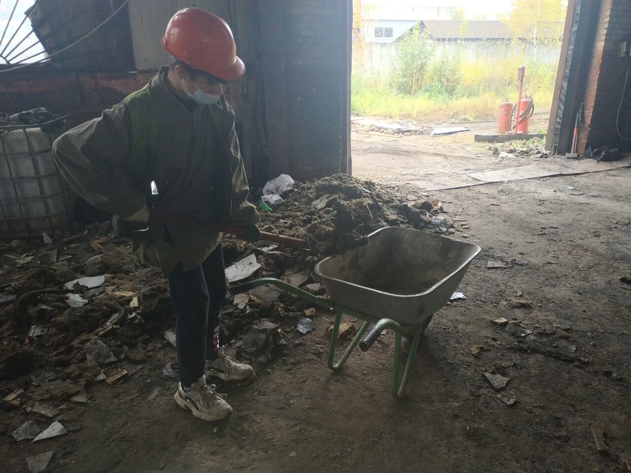 во дворе дома, во дворе, местные жители, возле бронницы дровами занимаемся олег борисович, строительный