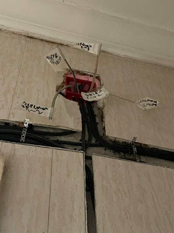 монтаж электропроводки по потолку, монтаж электропроводки, разводка проводов по потолку, электрика на потолке, проводка в панельном доме