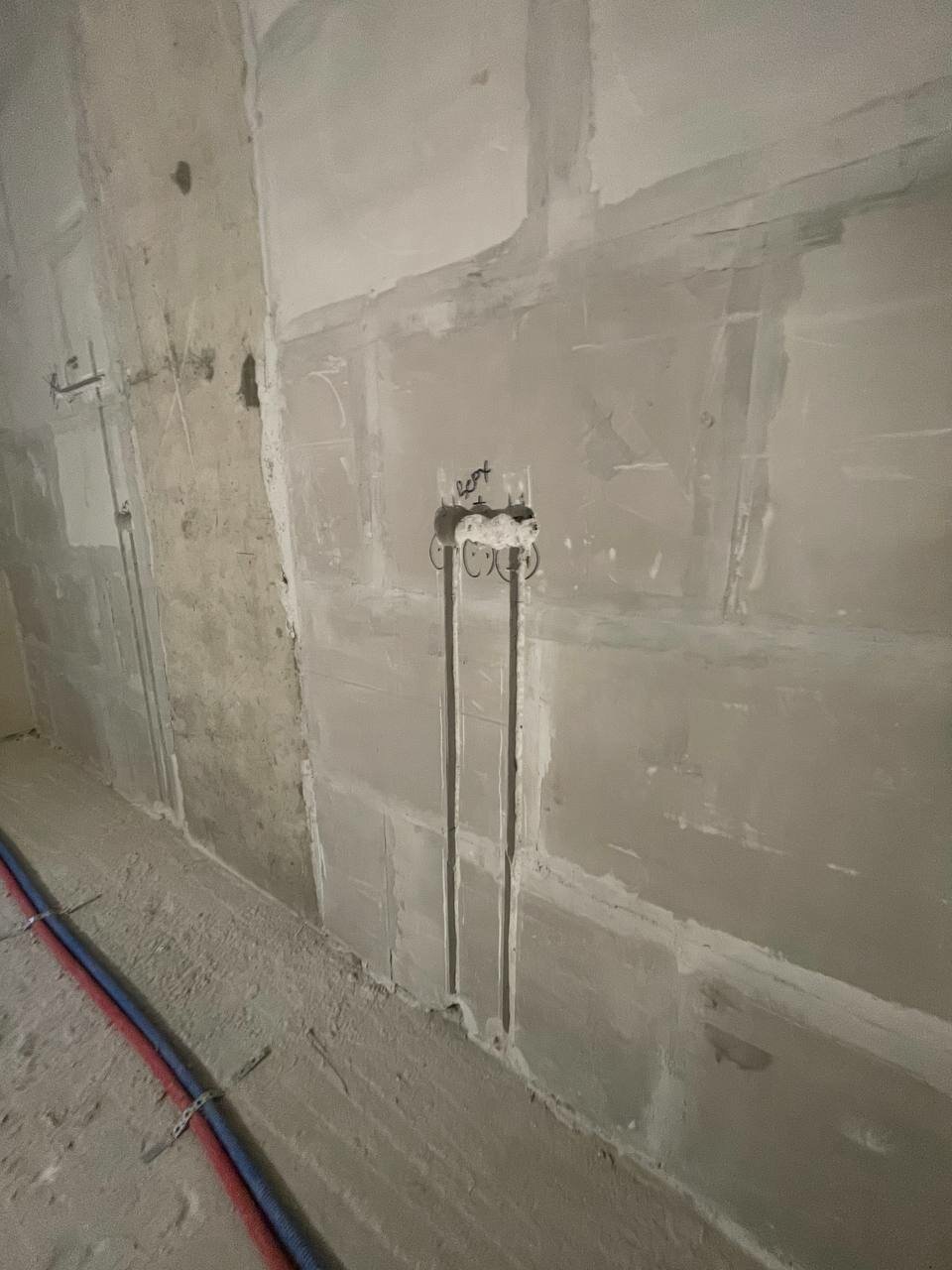 штробление монолита, скрытая электропроводка в штробах, разводка труб в квартире, разводка труб в ванной, разводка труб
