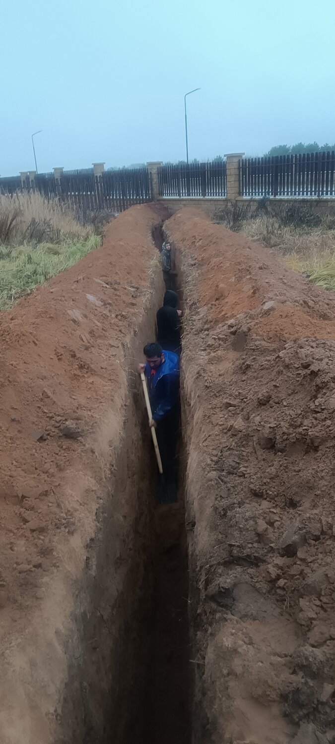 копка траншеи, копать траншею, траншея под водопровод, рытье траншеи, траншея для водопровода