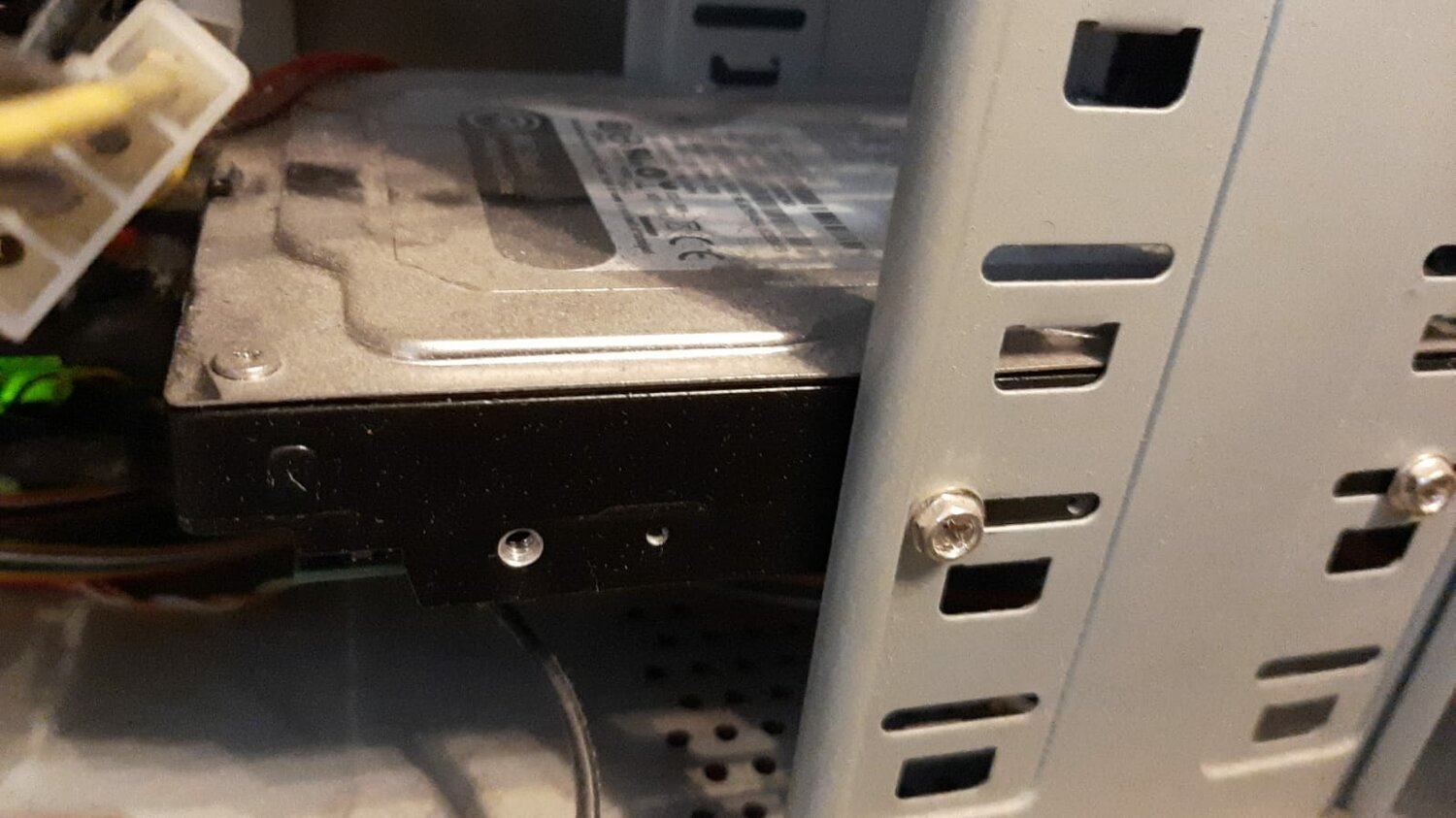 жесткий диск в системном блоке, жесткий диск в компьютере, подключение жесткого диска, где находится жесткий диск в компьютере, куда вставляется жесткий диск в компьютере