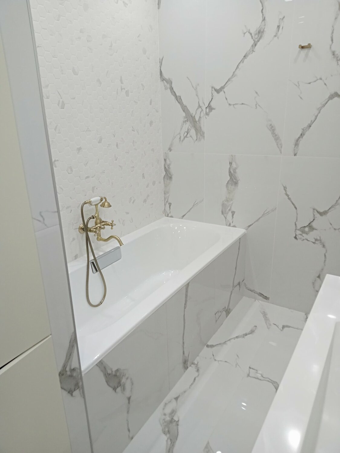 демонтаж ванны, дизайн ванной в хрущевке, керамогранит golden carrara, интерьер ванная, примеры оформления ванной комнаты плиткой